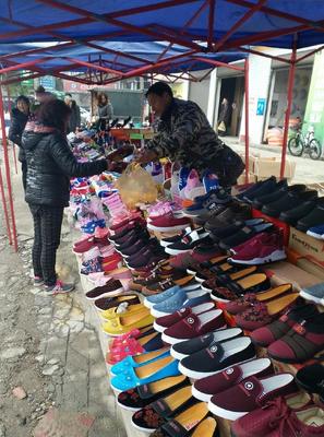 集市地?cái)偵系膽敉饨?jīng) 一位老攤主的生意門(mén)檻論